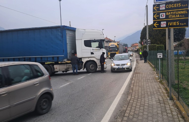Tir in paese, ancora traffico in tilt a Borgofranco. La Polizia locale: “Si intervenga subito, noi non riusciamo più a gestire la situazione”