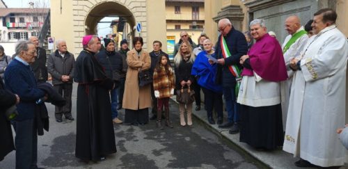 Il nuovo vescovo di Ivrea monsignor Daniele Salera a Borgofranco. Domenica 23 febbraio ha celebrato la Messa e incontrato i fedeli