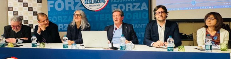 L’incontro "Da casa popolare a residenza pubblica" organizzato martedì scorso nell’Hotel HB di Aosta con, da sinistra, il presidente del Consiglio centrale di Aosta della Società di San Vincenzo de’ Paoli Arturo Castellani, l’ex assessore del Comune di Aosta alla Casa Luca Girasole, la psicologa Paola Voyat, il consigliere regionale di Forza Italia Mauro Baccega, lo psicologo Alessandro Trento e il difensore civico Adele Squillaci