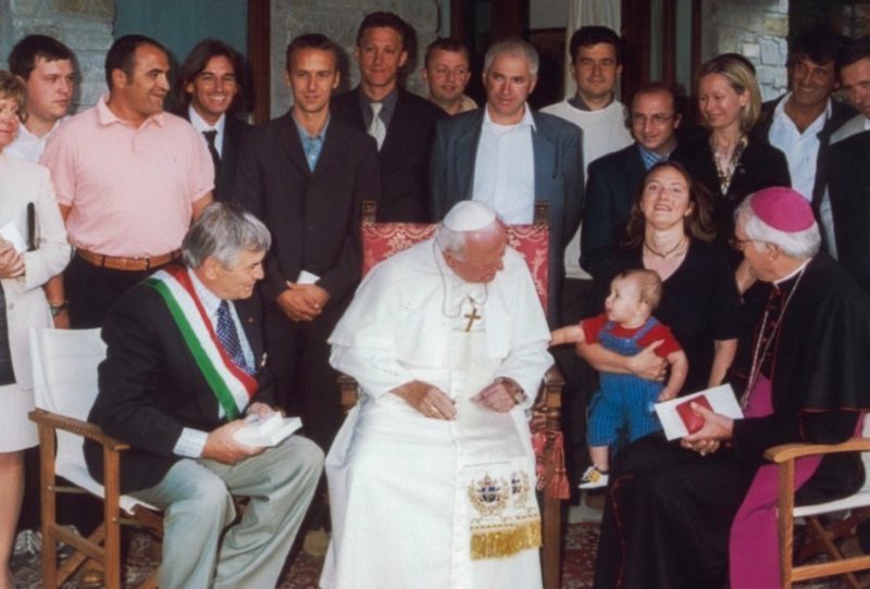 Nel 2001 Papa Giovanni Paolo II con il consiglio comunale di Introd, con da sinistra Loris Suino, Donato Buillet, Corrado Rollandoz, Vittorio Anglesio (attuale sindaco), Gerard Sarriod d’Introd, Franco Brunet, Loris Chevrère, Marco Martin, Paolo Saudin, la segretaria Lucia Vauthier, Giorgio Dayné e Riccardo Desaymonet. Seduti, accanto al Santo Padre, da sinistra l’allora sindaco Osvaldo Naudin, Claudia Zolla con in braccio il figlio Arnaud Ronc e monsignor Giuseppe Anfossi
