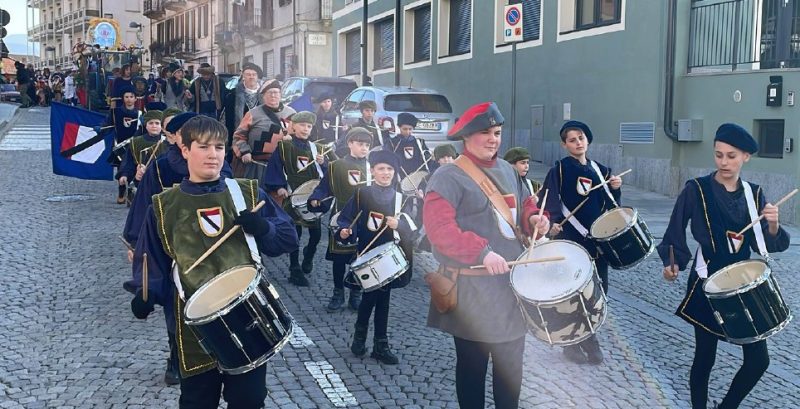 Rullino i tamburi: a Verrès è Carnevale. Oggi, sabato 1° marzo, alle 20.30 in piazza Chanoux la presentazione dei Conti Virna Avondoglio e Dino Planaz