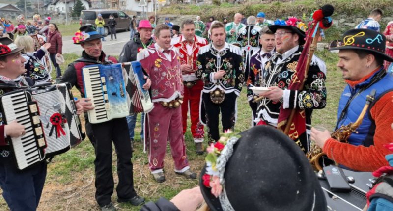 A Sorreley un Carnevale spettacolare con i colori di 110 maschere