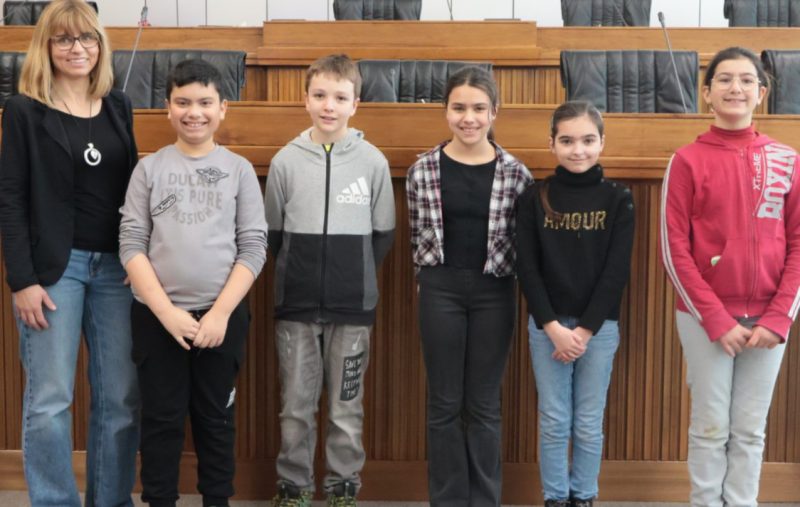 la classe quinta della scuola primaria di Brissogne, accompagnata dall'insegnante Annalisa Jacquin