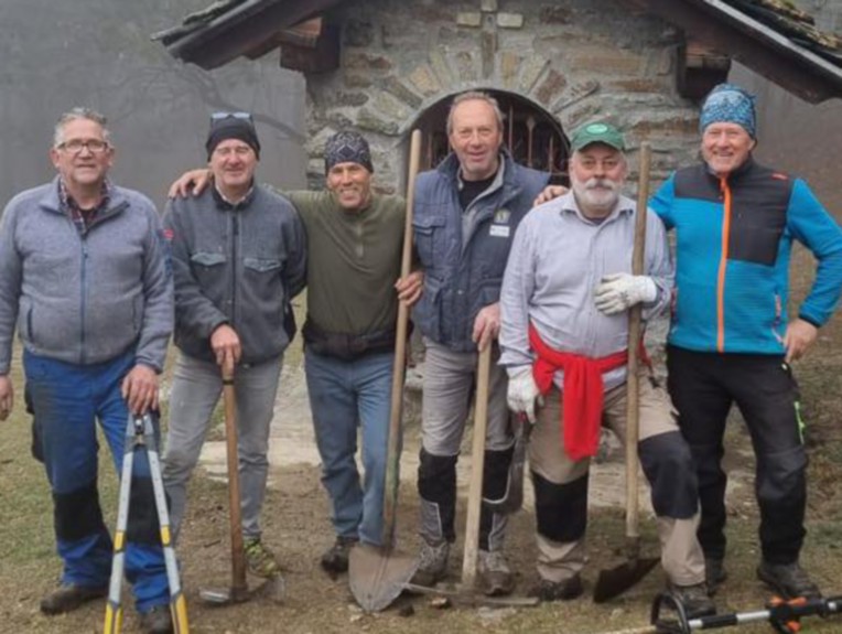 A Quart alpini custodi del territorio. Pulito il sentiero del Beato Emerico