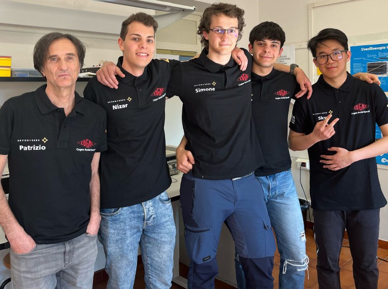 Il team del Manzetti al concorso per creare un mini satellite
