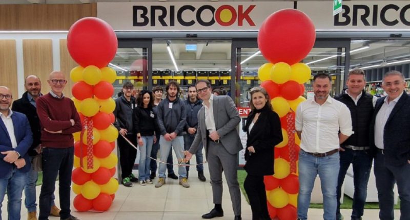 Federico Guercio taglia il nastro del nuovo negozio BricoOk