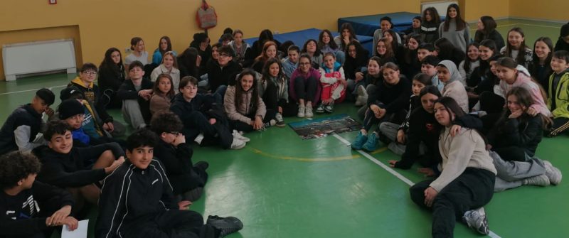 Gli studenti occitani e valdostani insieme durante una delle attività nella giornata di giovedì scorso, 3 aprile