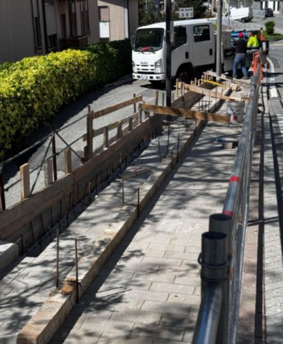 Rotonda e parapetti nuovi in viale Gran San Bernardo