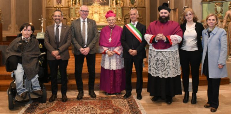 Da sinistra il presidente del Consiglio Valle Alberto Bertin, l’assessore Jean-Pierre Guichardaz, il presidente della Regione Renzo Testolin, monsignor Alberto Maria Careggio, il sindaco di Introd Vittorio Anglesio, il parroco don Daniele Borbey, la giornalista Alessandra Ferraro curatrice della mostra fotografica e Viviana Vallet dirigente dell’Assessorato Beni e Attività culturali