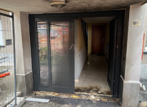 Molotov contro il portone di un condominio nel Quartiere Cogne, arrestato un ventenne