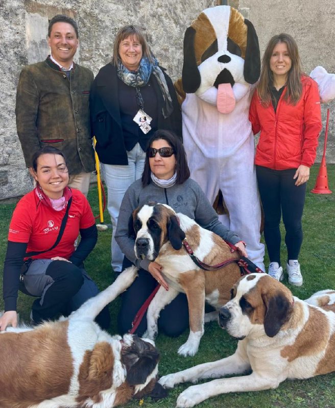 Il referente della Fondation Barry Laurent Viérin e la presidente del Forte di Bard Ornella Badery con la delegazione della Fondation, la mascotte umana e i cani