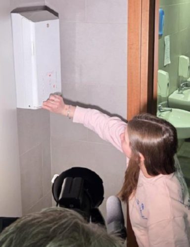 La Valle d’Aosta la prima regione con assorbenti gratis alle Superiori. Il progetto «Tampon Box» presentato lunedì scorso all’Itpr Corrado Gex