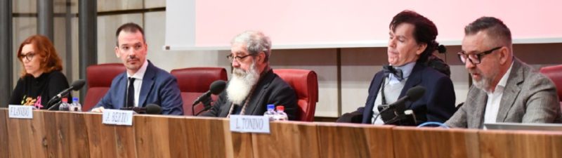 La conferenza di sabato scorso a Palazzo regionale in occasione della Giornata della memoria e dell’impegno in ricordo delle vittime innocenti delle mafie con da sinistra la referente uscente di Libera Valle d’Aosta Donatella Corti, il presidente dell’Associazione Stampa Valdostana Alessandro Mano, il fotoreporter Franco Lannino, il presidente del Consiglio Valle Alberto Bertin e il presidente del Consiglio comunale di Aosta Luca Tonino
