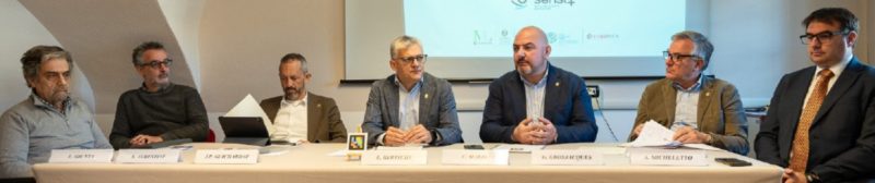 La conferenza stampa di giovedì con, da sinistra, il presidente del Consiglio regionale dell’Unione Italiana dei Ciechi e Ipovedenti Luigi Giunta, il presidente della Cooperativa C’era l’Acca Simone Agrestini, gli assessori regionali Jean-Pierre Guichardaz, Luigi Bertschy, Carlo Marzi e Giulio Grosjacques e il presidente del Celva Alex Micheletto