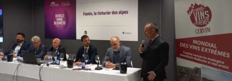 La presentazione del Mondial des Vins Extrêmes con, da sinistra, il project manager della Vinitaly International Academy Jacopo Fanciulli, il presidente del Consorzio Vini Valle d’Aosta Vincent Grosjean, il presidente del Cervim Nicola Abbrescia, l’assessore regionale all’Agricoltura Marco Carrel, l’assessore all’Agricoltura della Regione Lazio Giancarlo Righini e il moderatore Franco Santini
