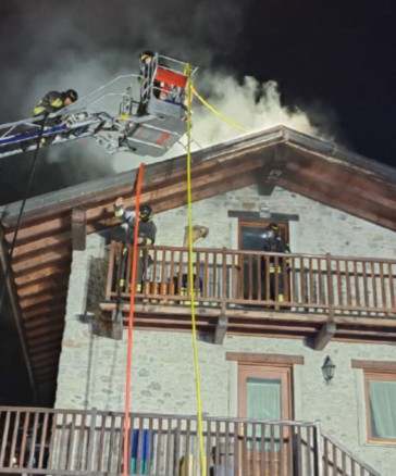 Saint-Vincent, i Vigili del Fuoco domano l’incendio in una casa