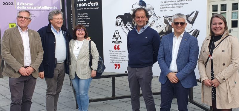 Martedì scorso, in occasione della presentazione di MaisonLoisir in piazza Severino Caveri ad Aosta, erano presenti da sinistra l’assessore regionale al Turismo Giulio Grosjacques, il vicepresidente del Consiglio Valle Aurelio Marguerettaz, l’assessora comunale allo Sviluppo economico Alina Sapinet, l’ideatore della manifestazione Diego Peraga e l’assessore regionale allo Sviluppo economico, Formazione e Lavoro Luigi Bertschy