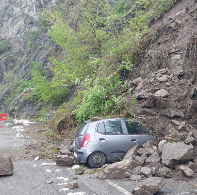 Dopo frane e allagamenti corsa contro il tempo per tornare alla normalità: riaperte molte strade