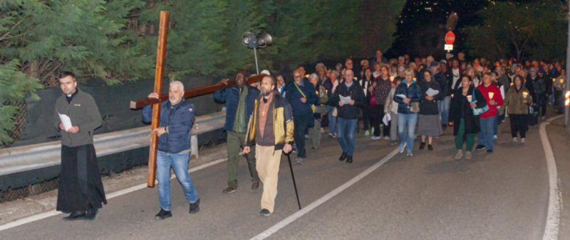 Un’immagine della Via Crucis organizzata - venerdì scorso, 11 aprile - dalle parrocchie gemelle di Saint-Martin-de-Corléans e di Maria Immacolata ad Aosta