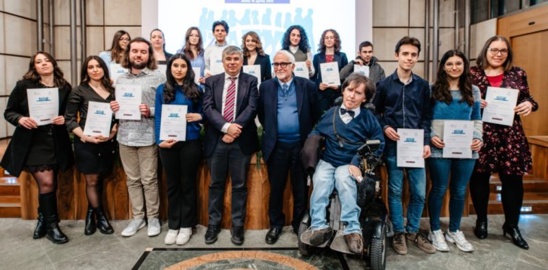 Martedì scorso, 15 aprile, a Palazzo regionale, alla presenza del presidente del Consiglio Valle Alberto Bertin sono stati consegnati gli attestati ai partecipanti che hanno ottenuto il titolo di “Giovane Ambasciatore della Legalità”