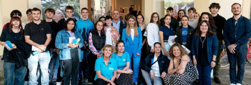 Alcuni studenti, insegnanti, collaboratori e organizzatori all’inaugurazione della mostra ieri, venerdì 23 maggio (foto Fabio Droghese)