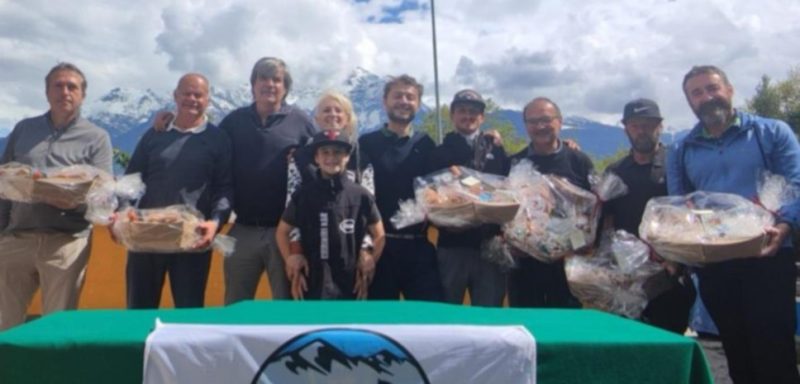All’Arsanières sabato scorso la “Chiribiri Golf Cup”: la premiazione con da sinistra René Savoye, Flavio Vertui, Giancarlo Grange, lo sponsor Raffaella Darensod, Tommaso Darensod, Andrea Succi, Alberto Borre, Domenico Scopacasa, Ivo Letey e Davide Chabloz