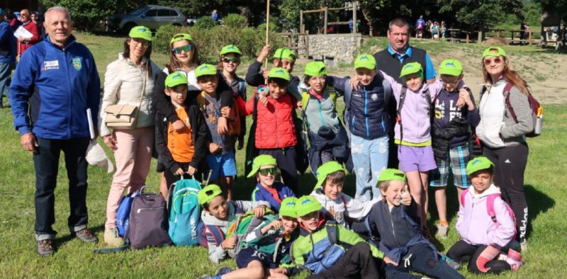 Cappellino fluo per i bambini della scuola elementare di St-Nicolas