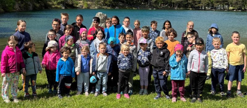 I bambini delle scuole di Oyace e di La Forclaz sono stati coinvolti in attività insieme da lunedì scorso, 19 maggio, fino a ieri, venerdì 23: nella foto sono al lago Lexert di Bionaz