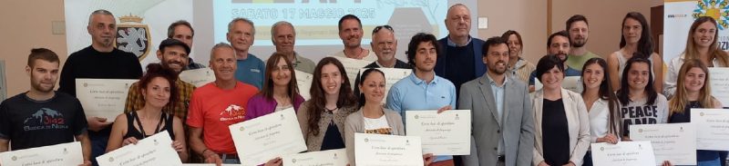 I partecipanti al corso base di apicoltura a cui sabato scorso, 17 maggio, sono stati consegnati gli attestati