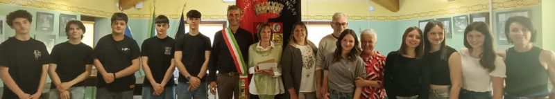Il Comune di Jovençan ha omaggiato i neo diciottenni e la maestra Silvana Cuignon che va in pensione