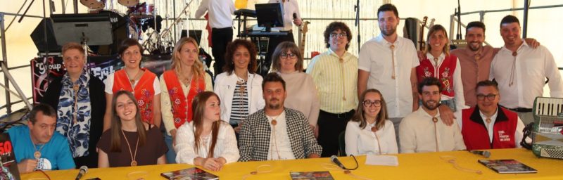 Il direttivo del Comité di Poudzo con da sinistra in piedi Sonia Torgneur, Arlene Grimod, Corinne Grimod, Marina Petitjacques, Josiane Tampan, Laurent Bionaz, Marco Cuaz, Joelle Borre, Davide Grimod e Pierre André Avoyer. Seduti Daniele Torgneur, Eloà Collé, Renée Bionaz, Simone Udali, Meri Pelliccioni, Matteo Lovisari e il presidente Erik Bionaz