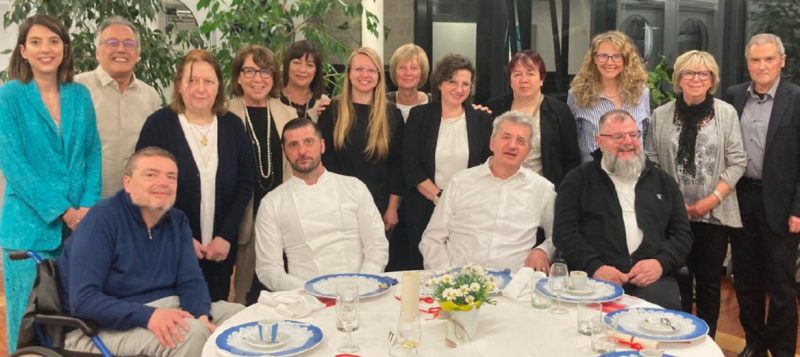 Il gruppo dei referenti dell’Associazione Italiana Sclerosi Multipla con lo chef Christian Mandura
