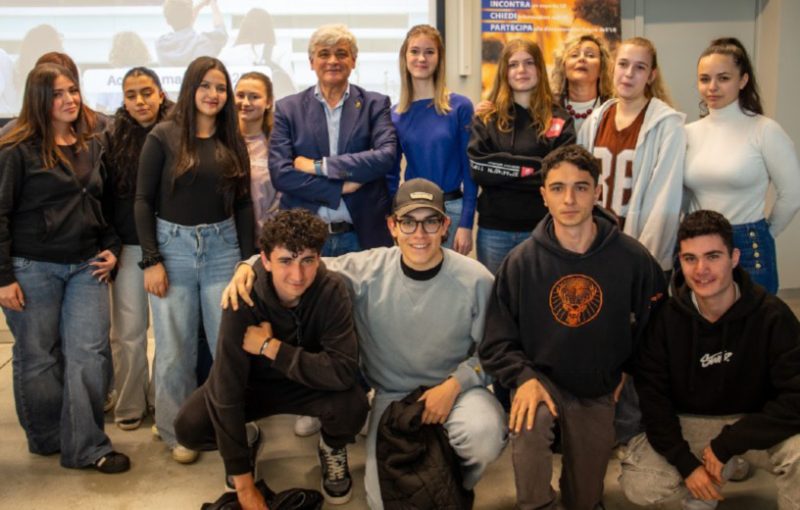 Nelle tre fotografie, gli studenti che hanno preso parte all’appuntamento dedicato all’Europa di ieri, venerdì 9 maggio 1