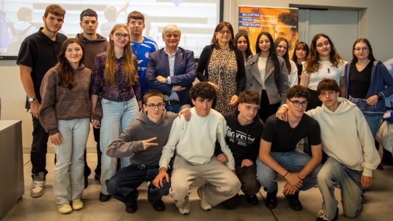 Nelle tre fotografie, gli studenti che hanno preso parte all’appuntamento dedicato all’Europa di ieri, venerdì 9 maggio 2