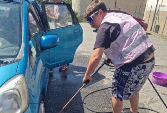 «Carwash», un centinaio di auto lavate per l’Oratorio