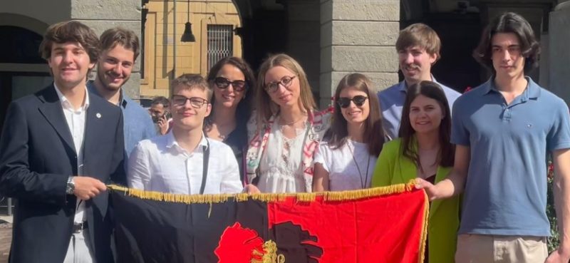 I giovani della Jeunesse Valdôtaine con da sinistra Elia Perruquet, Daniel Dujany, Pietro Vuillermoz, Sylvie Proment, Sylvie Bonel, Corinne Hugonin, Francesco Stuffer, Marlène Jorrioz e Andrea Prudenziati