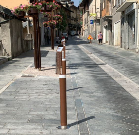 Paletti “anti parcheggio”, commercianti furiosi