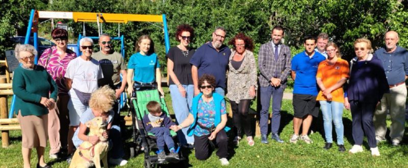 I partecipanti all’inaugurazione dell’altalena inclusiva nel pomeriggio di giovedì scorso, 29 maggio
