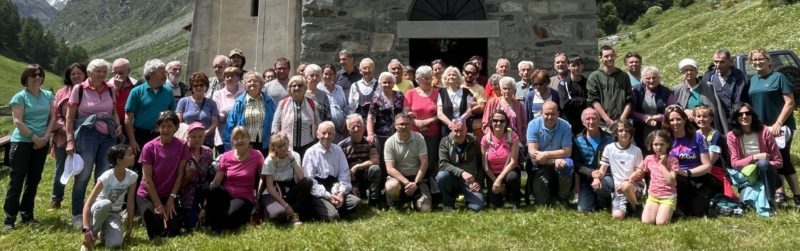 I partecipanti - sabato scorso, 14 giugno, a Valgrisenche - alla Festa del ricordo degli émigrés della diga di Beauregard