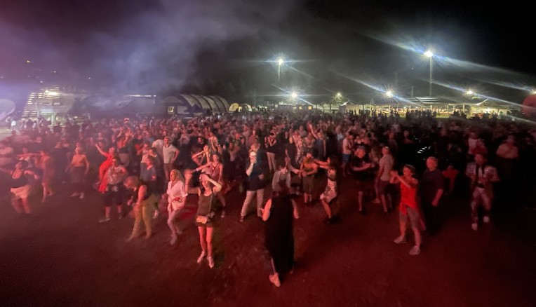 Il pubblico delle grandi occasioni per “Quelli che… La Disco” a Gressan