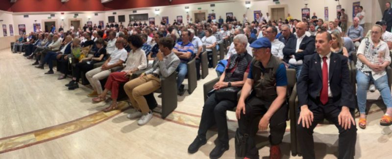 Il generale Roberto Vannacci ha fatto il «pienone» ad Aosta