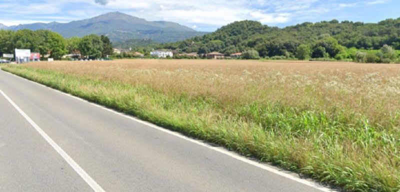 Il luogo, lungo la strada statale 26, dove dovrebbe essere costruito il supermercato