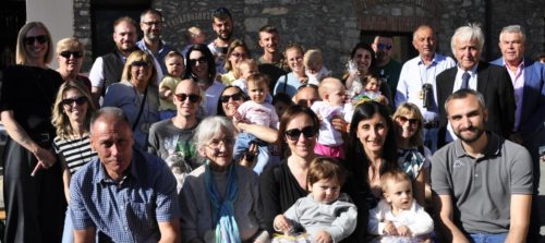 Successo per “A’ la découverte de nos bourgs” a Saint-Christophe: consegnate le puette ai nuovi nati
