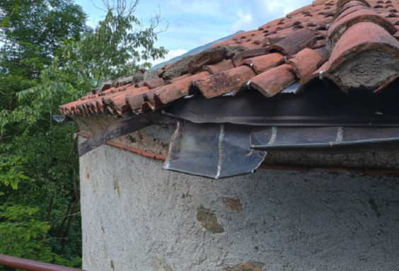 Danneggiata la grondaia della chiesetta di Biò: “Idioti”