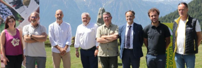La presentazione del progetto con, da sinistra, l’agricoltrice Silvia Balicco, il direttore della Sperimentazione dell’Institut Agricole Mauro Bassignana, il direttore del Parco del Mont Avic Daniele Stellin, il direttore di Coldiretti Valle d’Aosta Elio Gasco, Davide Troncon e Luca Valdetara di Csqa, il presidente della Cave Mont Blanc Nicolas Bovard e il sindaco di Nus Camillo Rosset