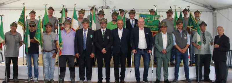 i gagliardetti degli alpini presenti alla 41esima edizione del “Rencountro di S-Alpeun”