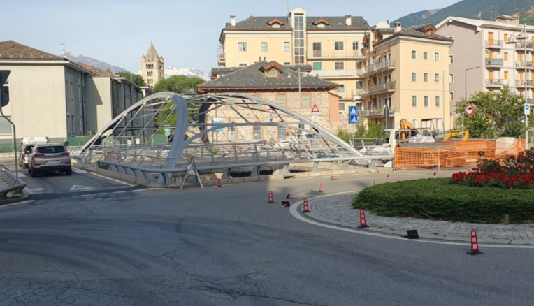 Ponte sul Buthier, ripresi i lavori. Percorribile una sola campata