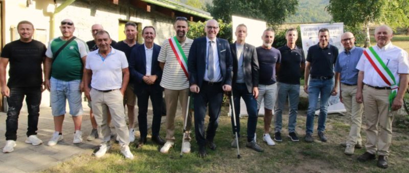 Gli amministratori comunali e regionali insieme ai responsabili delle maestranze che hanno lavorato al ponte
