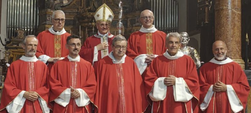 I canonici con, in prima fila, da sinistra don Paolo Papone, don Giuliano Albertinelli, don Renato Roux, don Albino Linty Blanchet e don Marcello Lanzini; dietro don Aldo Armellin, monsignor Franco Lovignana e don Fabio Brédy