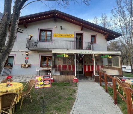 Dopo il raid notturno nelle case i ladri fanno uno spuntino al bar